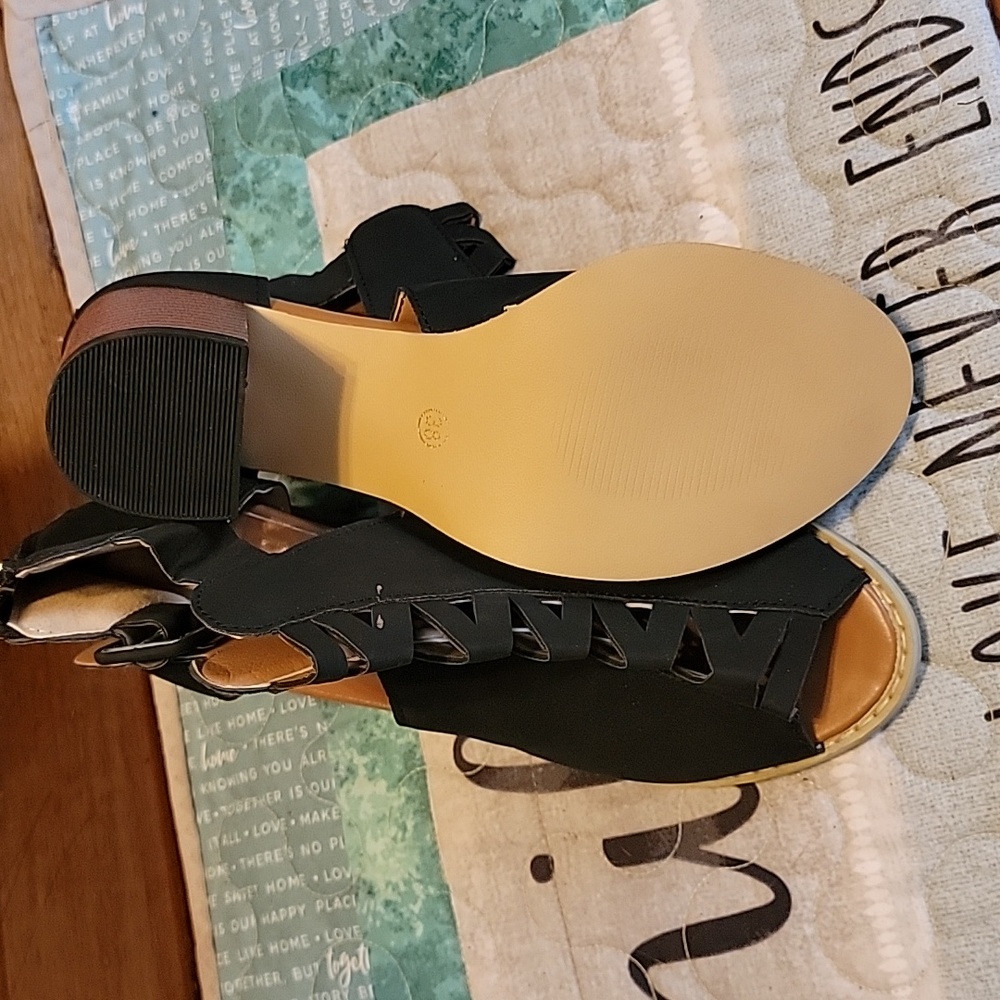 Shoes - Picture 4 of 4